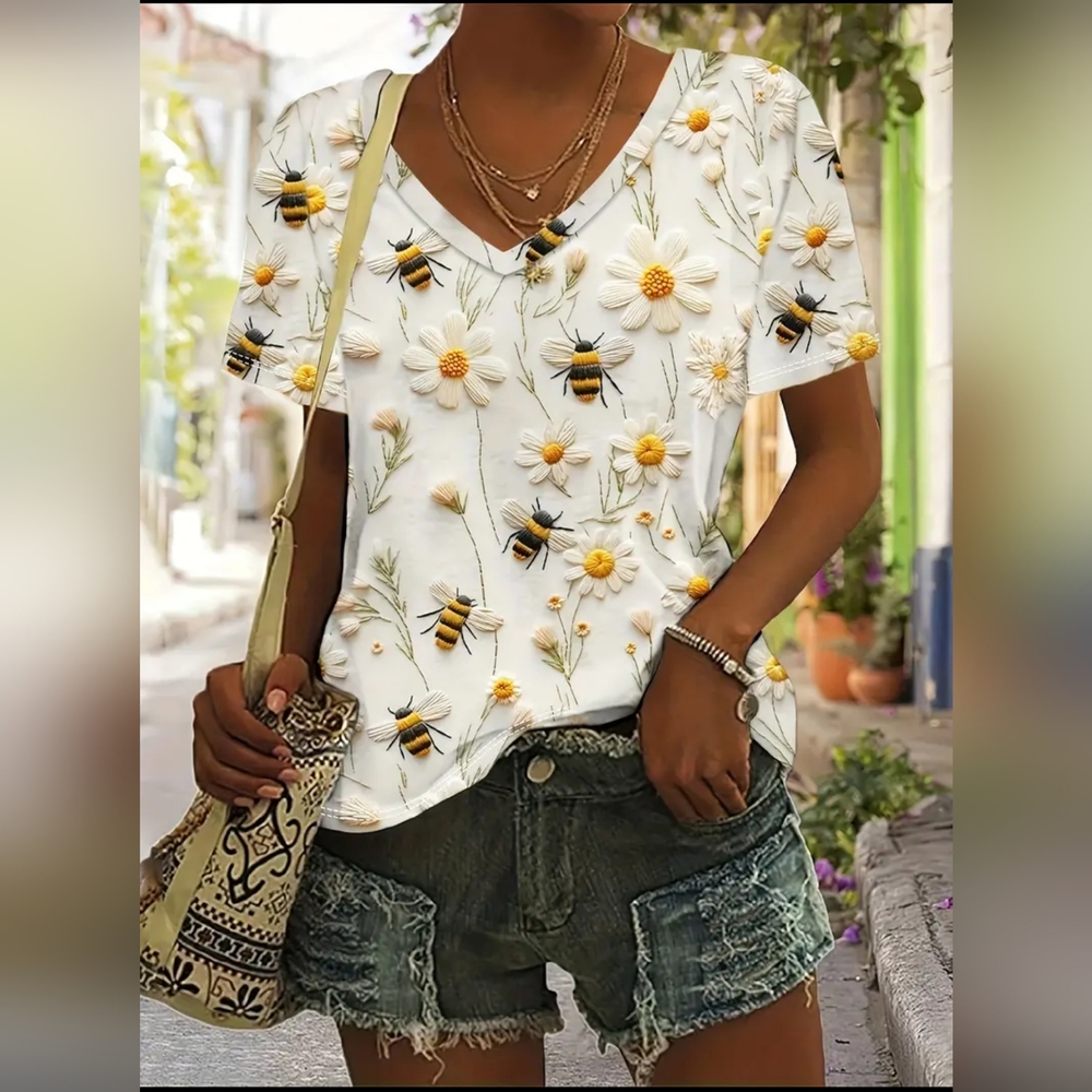 #48. NWT Bee & Floral Print V-Neck T-shirt Casual Short Sleeve Top SizeMedium 3D
